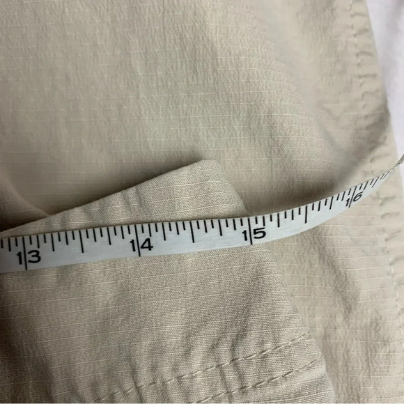 Eddie Bauer Vashon fit beige cargo capris size 4 wide belt loops - Picture 5 of 10